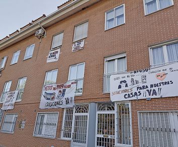 Pancartas de reivindicación en las viviendas afectadas