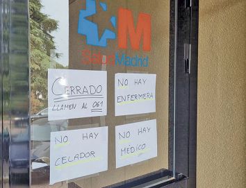 Carteles alertando del cierre del servicio de urgencias del Jaime Vera de Coslada