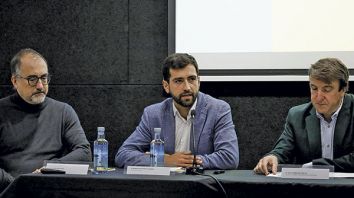 El concejal de Juventud, Pedro Fernández (en el centro), durante la presentación del programa