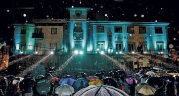 La lluvia no impidió que el público disfrutara con el ‘videomapping’ en la fachada del Ayuntamiento colmenareño