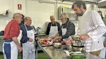 El chef Carlos Sáez trabaja con algunos de los participantes