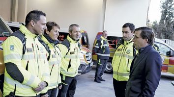 Martínez-Almeida conversa con varios miembros del servicio municipal de emergencias extrahospitalarias
