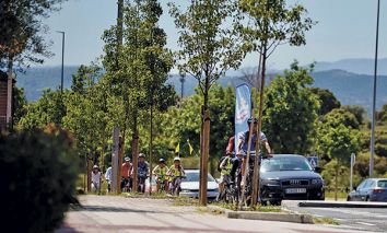 Escolares yendo al colegio en bicicleta en Las Rozas
