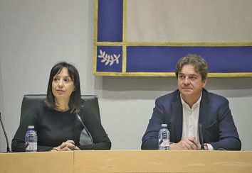 Mercedes González y Javier Ayala, durante la reunión