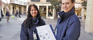 Dos de las trabajadoras ambientales muestran los folletos informativos