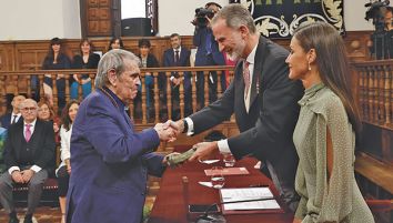 Rafael Cadenas recibe el Cervantes de manos de Felipe VI
