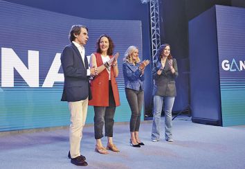 Aznar, junto a Lucía S. Fernández, Rocío García Alcántara e Isabel Díaz Ayuso