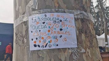 Uno de los carteles de los vecinos contra la tala de árboles