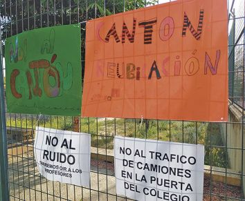 Varios carteles vecinales en contra de las instalaciones de limpieza