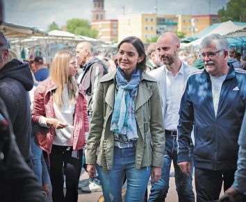 La candidata del PSOE, Reyes Maroto, en  el mercadillo de Villa de Vallecas