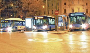 Varios autobuses urbanos en sus cabeceras en la plaza de Cibeles