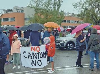 Un momento de la ltima protesta vecinal bajo la lluvia