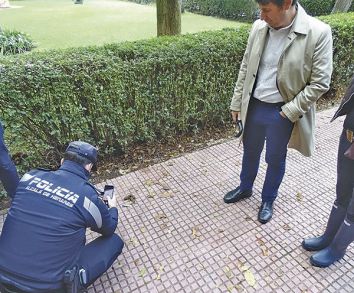 Un agente de la Polica Local recoge una muestra en la calle