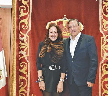 El presidente de APADIS, junto a la alcaldesa, Lucía S. Fernández