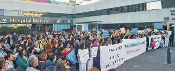 Protesta pidiendo la reapertura de la UCI Pedriátrica de La Paz