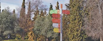 Un poste indica la dirección para acceder a los diferentes espacios de la zona verde