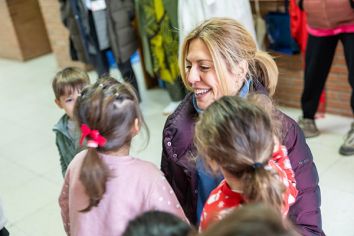 La alcaldesa de Pozuelo, Paloma Tejero, visita una escuela infantil