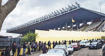 Los seguidores rayistas, agarrados de la mano, rodearon el estadio vallecano
