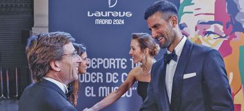 El alcalde de Madrid, Jos Luis Martnez-Almeida, saluda al tenista serbio Novak Djokovic