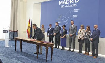 Miguel ngel Recuenco firmando el acuerdo en el Ministerio de Vivienda