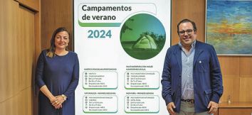 El alcalde posa junto al cartel de los Campamentos de Verano 2024