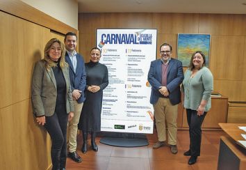 El alcalde, Javier beda, tras la presentacin de la programacin del Carnaval 2024